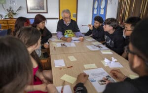 Mayores y adolescentes de Ciencia en el Barrio participan en un taller sobre edadismo