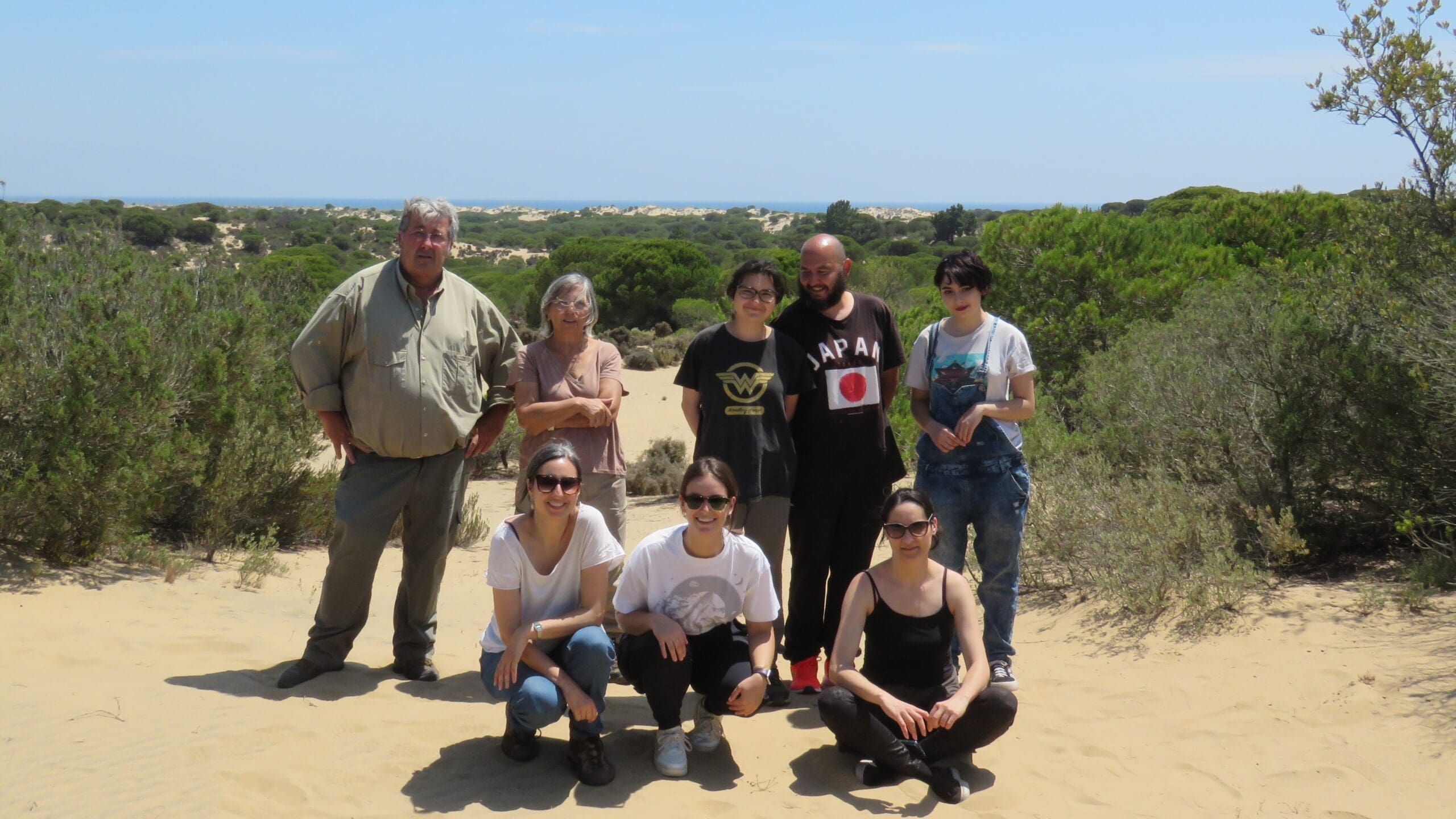 Las alumnas Kamala Jiménez y Mercedes Izquierdo posan en las dunas de Doñana junto con sus padres y personal del CSIC.