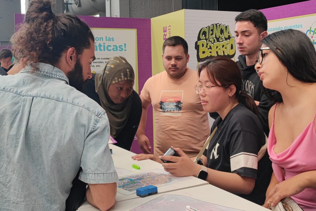Estudiantes del IES Torreblanca en su stand de la feria.