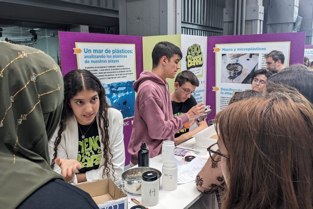Estudiantes del IES Torreblanca en su stand de la feria.